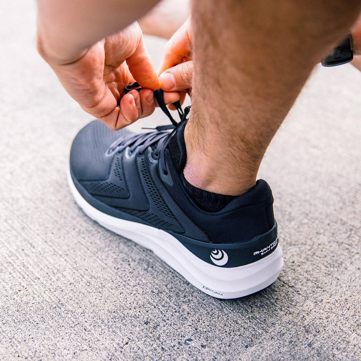 Topo Athletic Men's Phantom 2 Running Shoe - Black/White - Regular (D) - Image 8